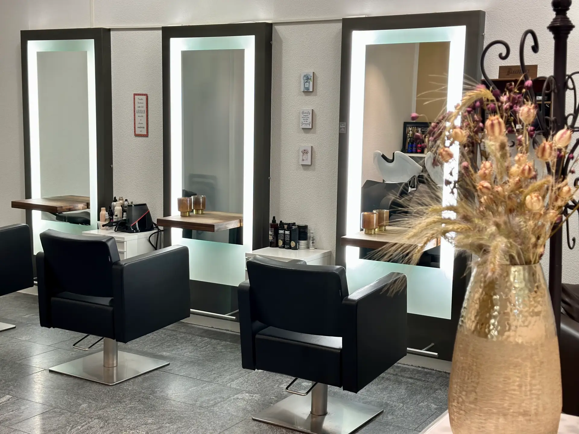 Stuhl im Studio — Salon-Interieur von NUE DAG Coiffeur in Gebenstorf